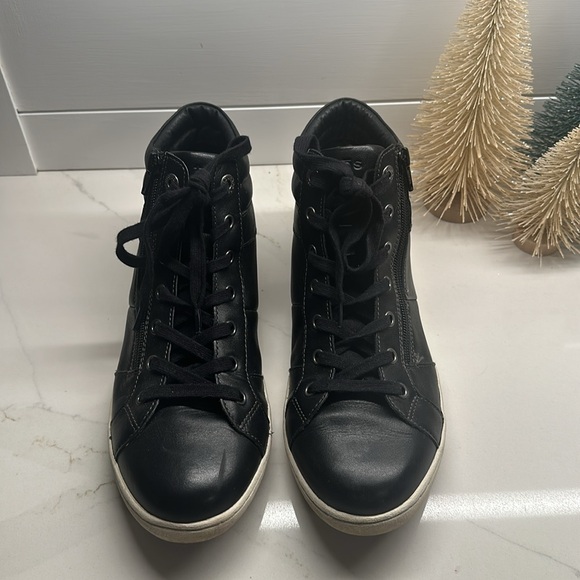 Taos Leather Women’s Shows - Picture 2 of 5